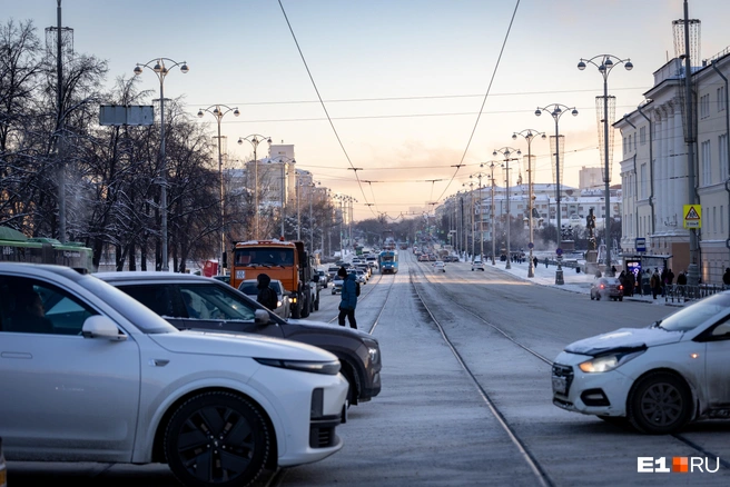 Пока автомобилисты не жаловались, что не могут завести автомобили  | Источник: Владислав Лоншаков / E1.RU 