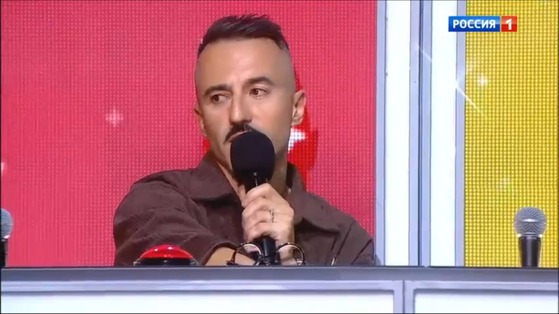 «Можно так не орать?»: Лазарев сорвался на коллегу из жюри на шоу «Ну-ка, все вместе!»
