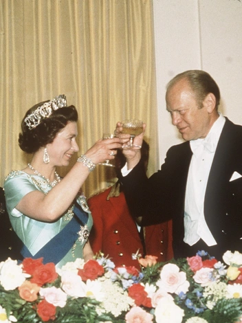 Елизавета II произносит тост за президента Джеральда Форда во время государственного визита в Вашингтон в июле 1976