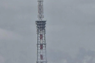 Таинственный силуэт в небе повторяет очертания телебашни