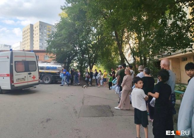 Коммунальщики организовали подвоз цистерн во дворах | Источник: читатель E1.RU