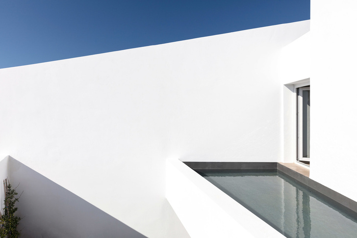 Белоснежная вилла на Санторини от Kapsimalis Architects (фото 14)