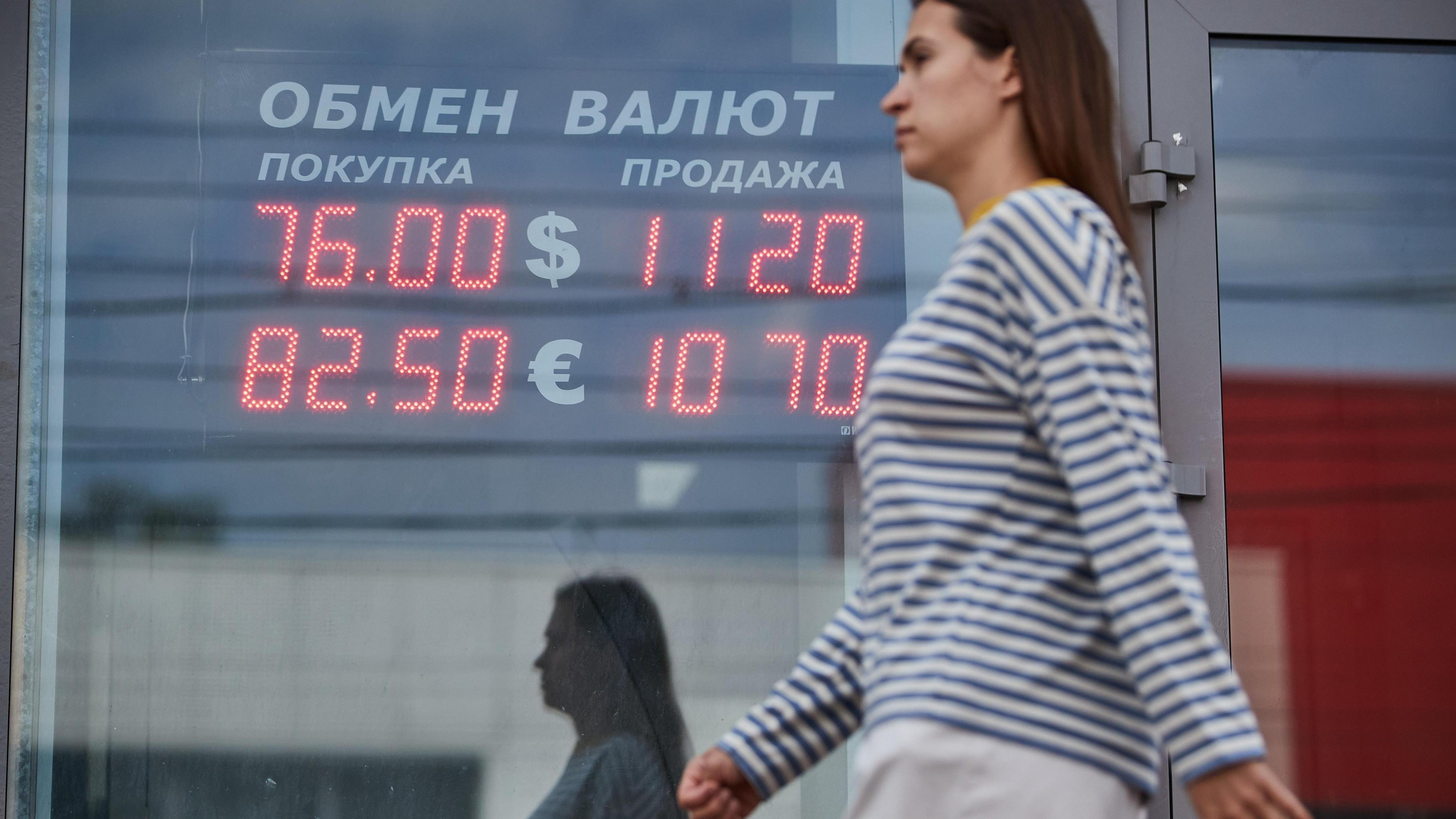 «Привычное для россиян явление»: как девальвация обрушивает экономику и откуда вообще берется, объясняем простыми словами