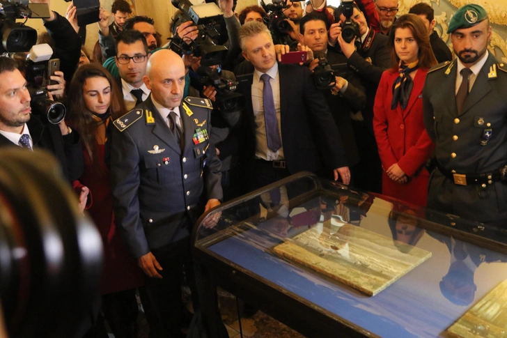 Расследование, проведенное Финансовой гвардией (Guardia di Finanza), позволило спустя 14 лет после кражи этих двух картин в Нидерландах обнаружить их в коттедже в Кастелламмаре, принадлежащем известному наркоторговцу Раффаэле Империалу. Эти слова произнес бригадный генерал Джанлуиджи Д’Альфонсо, провинциальный командующий Финансовой гвардии Неаполя, в кулуарах пресс-конференции, организованной по случаю возвращения двух картин Винсента Ван Гога, украденных в декабре 2002 года из Музея Амстердама. | Источник: Legion Media Расследование, проведенное Финансовой гвардией (Guardia di Finanza), позволило спустя 14 лет после кражи этих двух картин в Нидерландах обнаружить их в коттедже в Кастелламмаре, принадлежащем известному наркоторговцу Раффаэле Империалу. Эти слова произнес бригадный генерал Джанлуиджи Д’Альфонсо, провинциальный командующий Финансовой гвардии Неаполя, в кулуарах пресс-конференции, организованной по случаю возвращения двух картин Винсента Ван Гога, украденных в декабре 2002 года из Музея Амстердама. | Источник: Legion Media