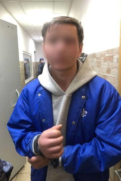 На Новочеркасском двое с ножом пытались вынести алкоголь из супермаркета, порезав шею работнику магазина | Источник: Главное управление Росгвардии по Санкт-Петербургу и Ленинградской области
