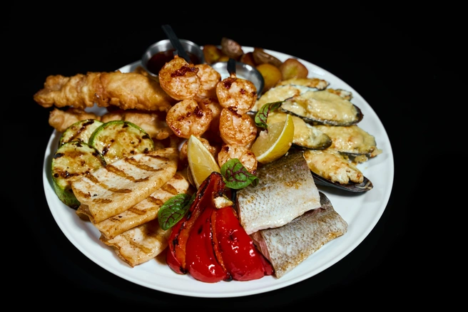 В меню доставки есть рыба, морепродукты, закуски, блюда на компанию | Источник: Biergarten