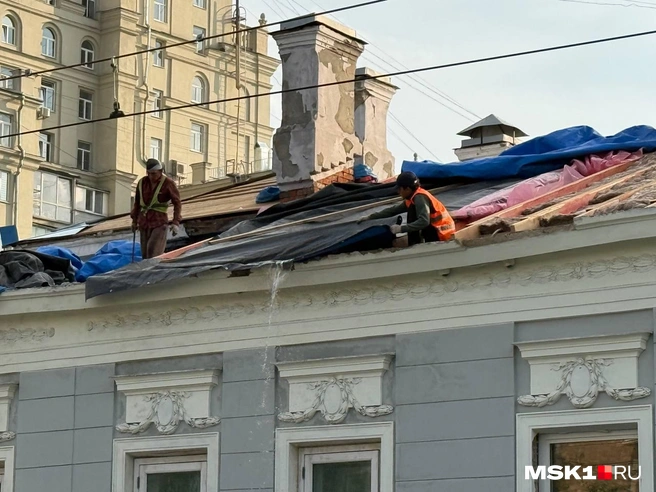 Когда после дождя скапливается вода, ее сливают вниз | Источник: Артем Устюжанин / MSK1.RU