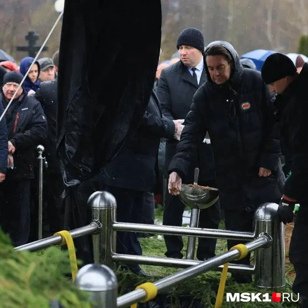 К гробу выстроилась небольшая очередь | Источник: Артем Устюжанин / MSK1.RU