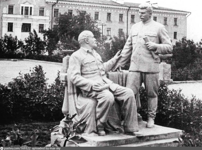 Памятник Ленину и Сталину в Омске в сквере им. Дзержинского | Источник: pastvu.com