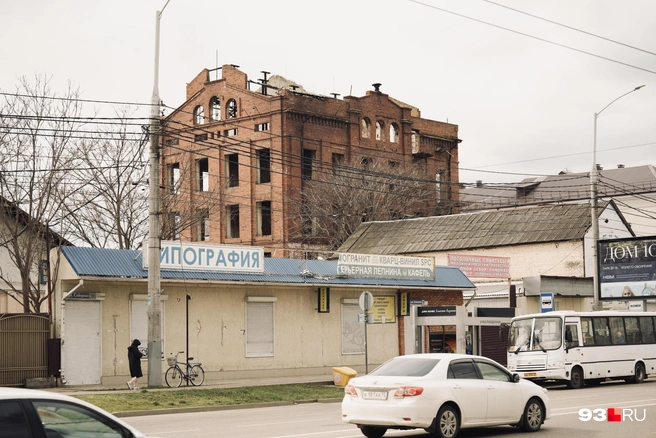 В здании мельницы полностью разрушена крыша | Источник: Дарья Паращенко / 93.RU