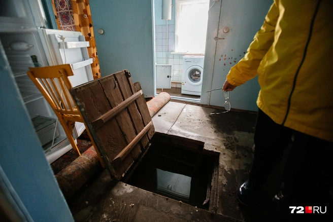 Весь подпол в воде, до самого люка, посмотрите  | Источник: Ирина Шарова / 72.RU 