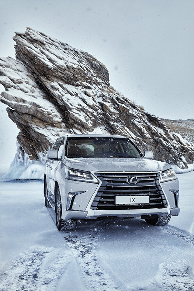 Lexus покоряет Байкал: лед, вода и медные трубы