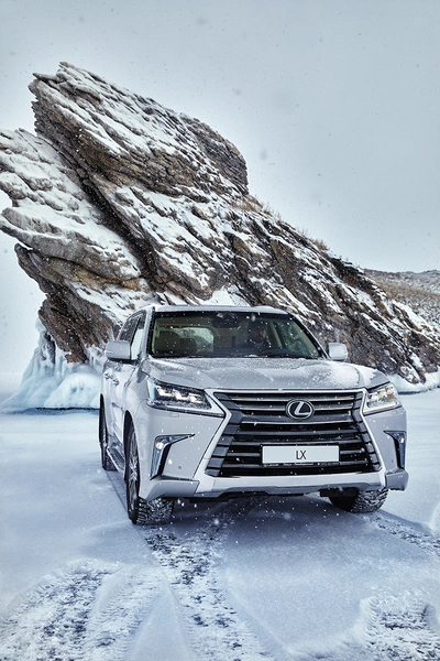 Lexus покоряет Байкал: лед, вода и медные трубы