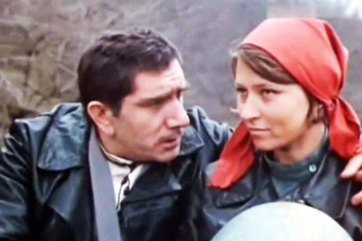 Жалаңаш май киген әдемі сексуалды фигуралы қыз Жетілген байлар жыныстық қатынасты қалайды