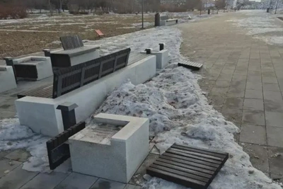 Неизвестный разрушил лавочки в районе Трибуна Холл