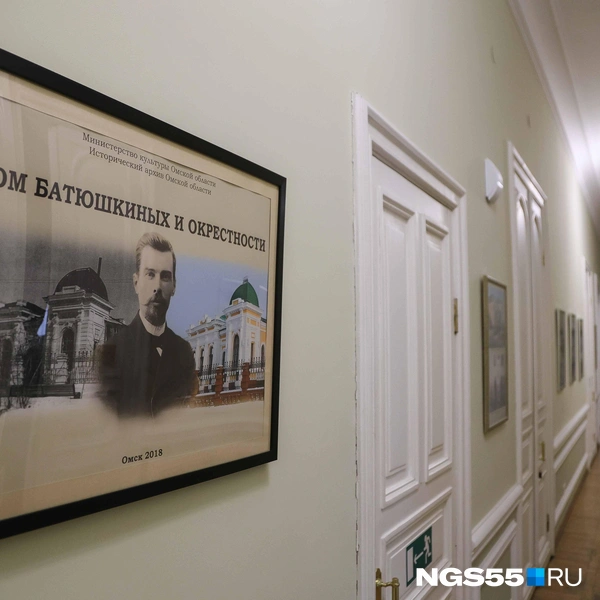 На стенах в коридоре множество фотографий и вырезок из газет | Источник: Евгений Софийчук / NGS55.RU