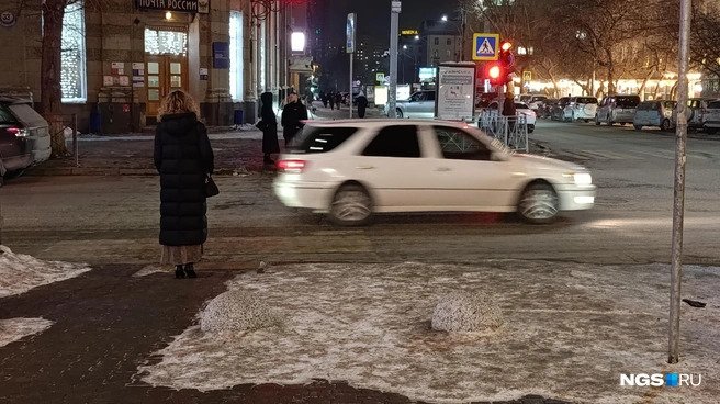 Вечером препятствие на тротуаре легко было не заметить | Источник: Стас Соколов / NGS.RU