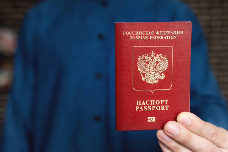 Паспорт на стол: кто и когда обязан сдавать загранпаспорт в России