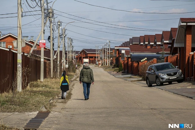 В коттеджном поселке живет в основном молодежь, но встречаются люди разного возраста | Источник: Наталья Бурухина / NN.RU