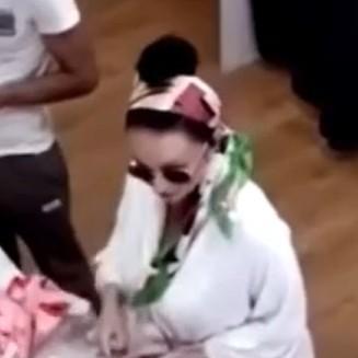 <p>Дама в очках</p>