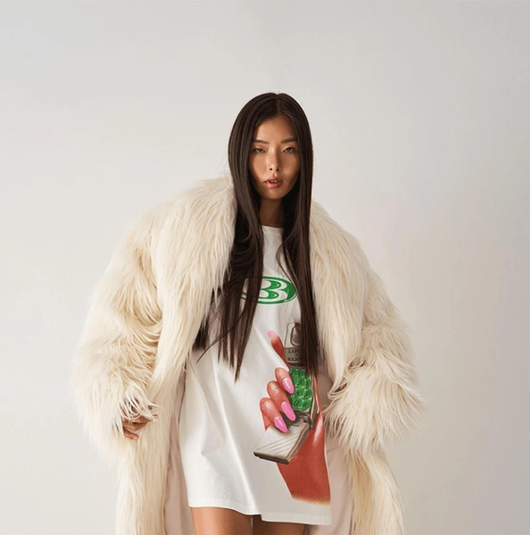 Шуба ONLY ME, футболка LABEL .B x BOLSHOY | Источник: Универмаг BOLSHOY