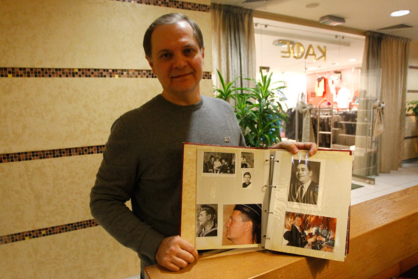 Игорь Утесов собирает альбом из отцовских и своих фото