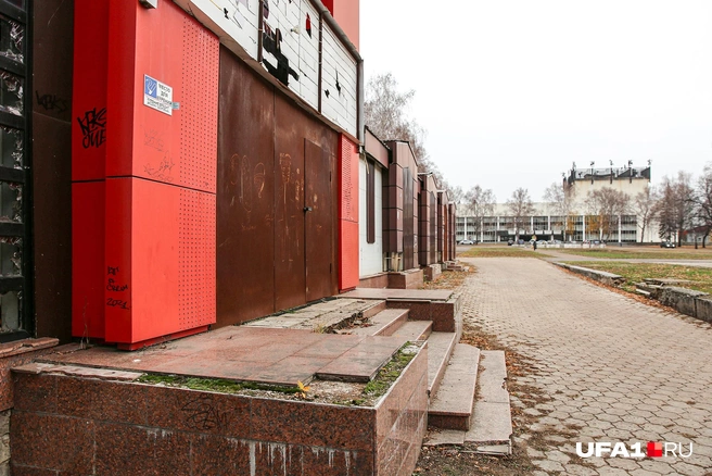 Здание некогда популярного ресторана ветшает день ото дня | Источник: Тимур Шарипкулов