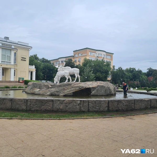 Этот фонтан не работал, потому что его чистили | Источник: Светлана Коновалова / YA62.RU