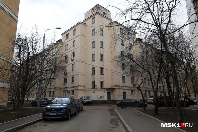 Дом расселили больше 10 лет назад, с тех пор он стоит заброшенным | Источник: Артем Устюжанин / MSK1.RU