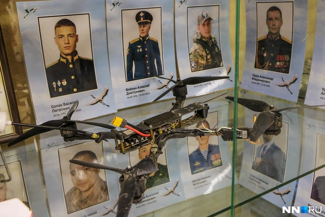 Часть боевого дрона СВО и фото бойцов  | Источник: Наталья Бурухина / NN.RU