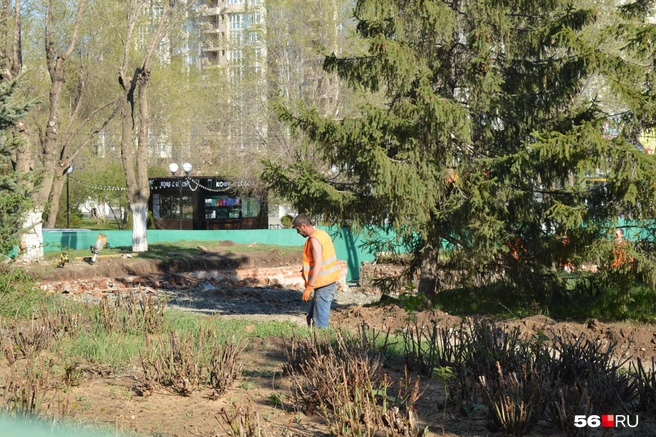 Один из рабочих, попавших в кадр | Источник: Анастасия Баринова / 56.RU