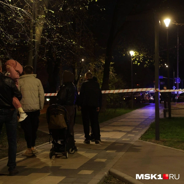 Многие эвакуированные укрылись в ближайшем сквере | Источник: Дмитрий Толстошеев / MSK1.RU