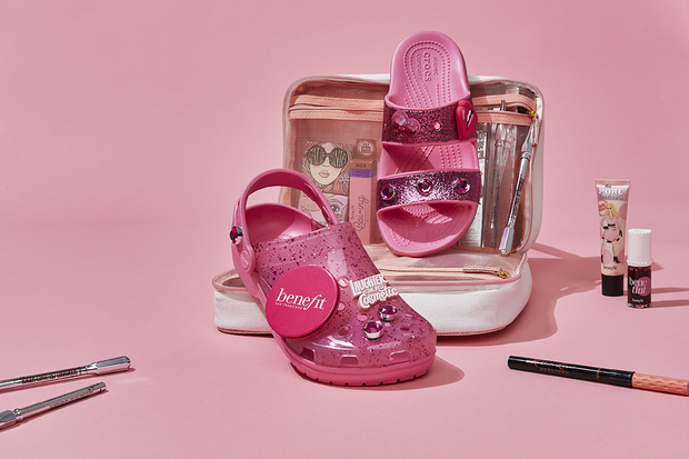 Фото №1 - Benefit X Crocs: гламурные розовые кроксы, о которых мечтает даже Барби