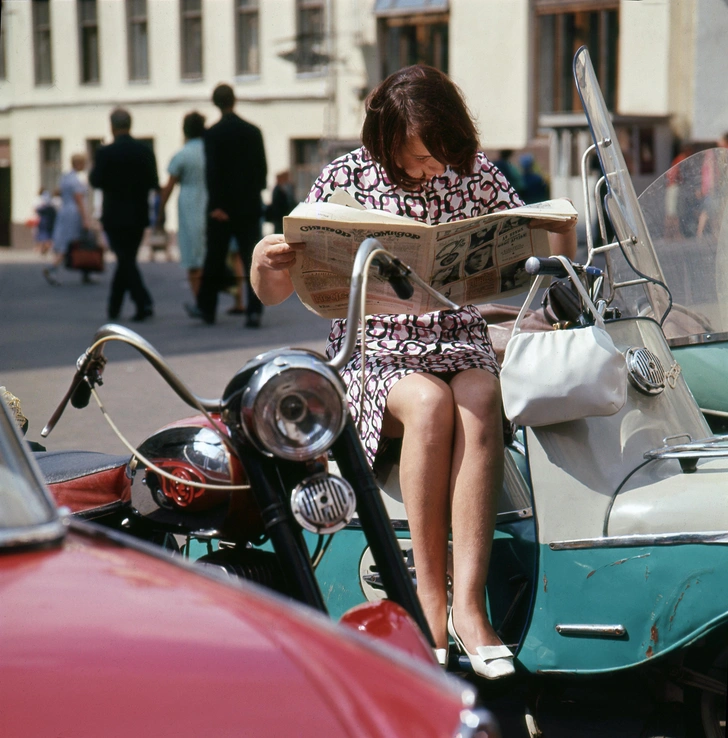 Рахманов Н.Н. «За чтением». г. Москва. 1960-е. Фотопленка цветная, позитив. 6х6 см. | Источник: архивы пресс-служб