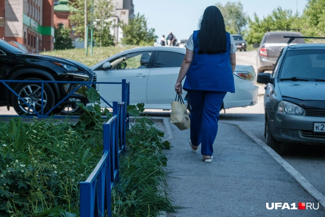 Как выгодно забор сочетается с этим нарядом | Источник: Булат Салихов / UFA1.RU