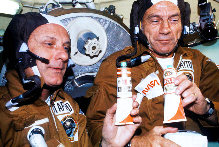 17-19 июля 1975 г. Участники миссии «Союз-Аполлон» астронавты Томас Стаффорд и Дональд Слейтон с тюбиками, на которых с одной стороны написано «Водка», а с другой «Экстра» (был такой сорт в СССР). По официальной версии, на самом деле в тюбиках был борщ.