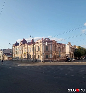 Улица Габдуллы Тукая — рельсы «потерялись» в текстуре асфальта | Источник: Руфина Калимуллина / 116.RU