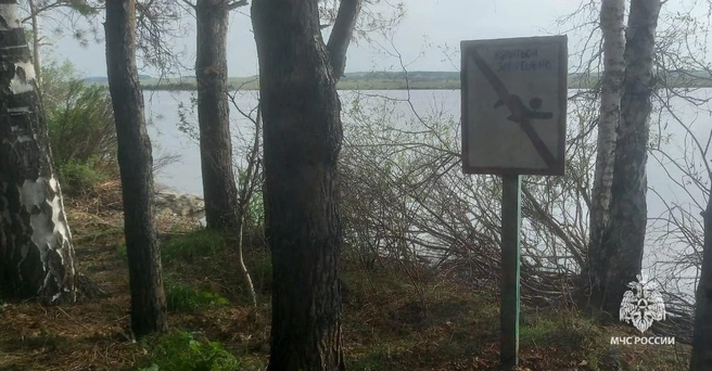 Купаться в этом месте запрещено, но в жару отдыхающим сложно удержаться | Источник: mchsrb01 / t.me