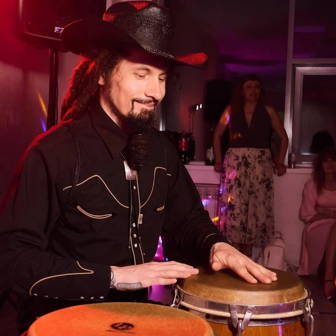 Руслан разносторонний человек: пишет музыку, крутит дреды, ухаживает за садом и не только | Источник: Руслан Качаев / vk.com