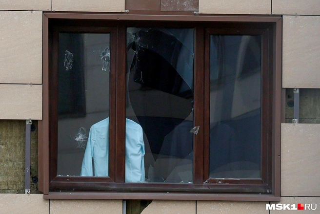 На окнах висит поглаженная одежда, которую жильцы планировали надеть  | Источник: Артем Устюжанин / MSK1.RU