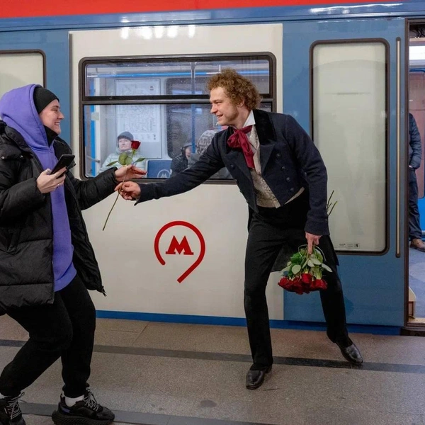 Юра Борисов в образе Пушкина дарит цветы в московском метро. Фото | Источник: Темникова Юлия