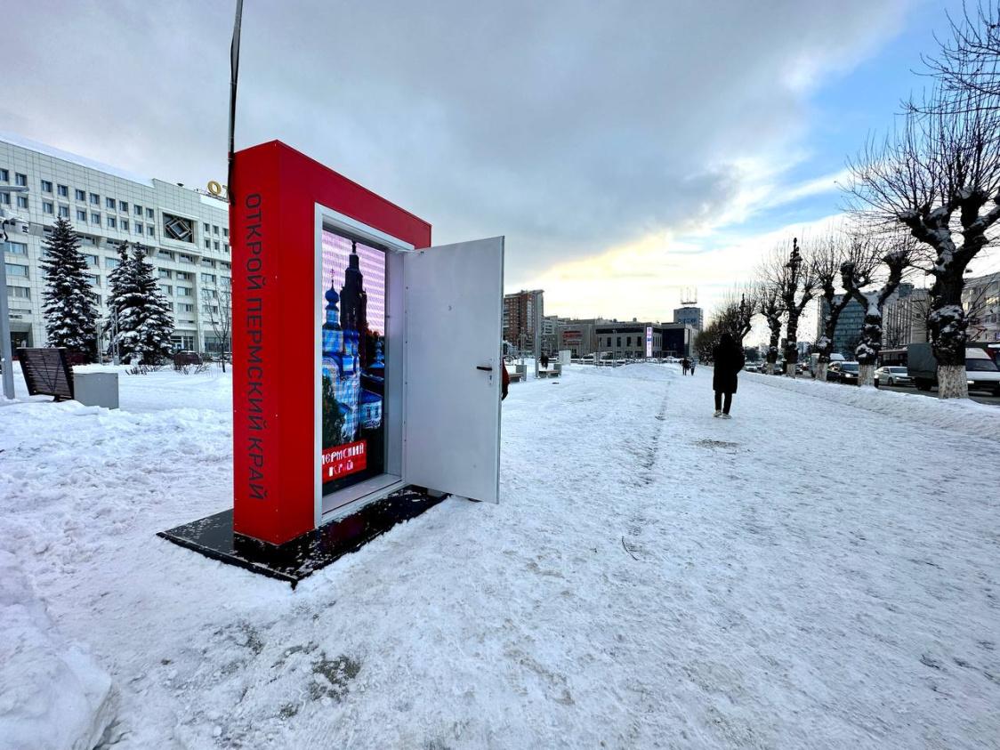 В центре Перми у гостиницы «Урал» появился новый арт-объект в виде двери,  за которой показывают видеоролики - 25 ноября 2023 - 59.ру