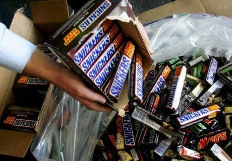 В батончиках Mars, Snickers и Milky Way обнаружен пластик | ya62.ru