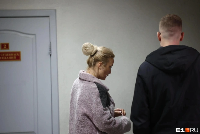 Наталья приходила в суд, когда Андрею определяли меру пресечения  | Источник: Владислав Лоншаков / E1.RU