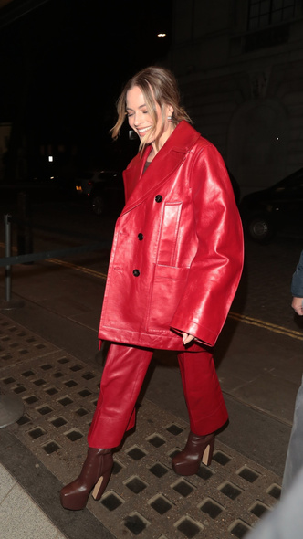 Цвет страсти: Марго Робби в смелом ярко-красном костюме — а вы бы рискнули надеть такой?