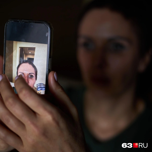 Грамотный запрос, и вот уже GPT-чат стал персональным визажистом Лифановой:— Привет, действуй как профессиональный визажист, преподаватель курсов визажа для незрячих. Я тебе предоставила свое селфи. Твоя задача максимально подробно описать мне макияж, кожу, цвет, тон, текстуру, фактуру, макияж глаз, губы, брови, ресницы | Источник: Роман Данилкин / 63.RU