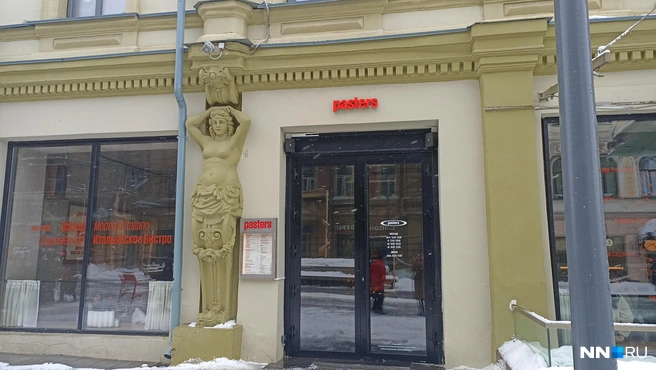 У ресторана pasters всё по правилам: на окне надпись на итальянском дублируется на русский язык | Источник: Дарья Воробьева / NN.RU