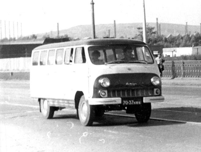 Микроавтобус «РАФ-977», фото сделано в Новокузнецке на проспекте Курако, 1967 год | Источник: fotobus.msk.ru