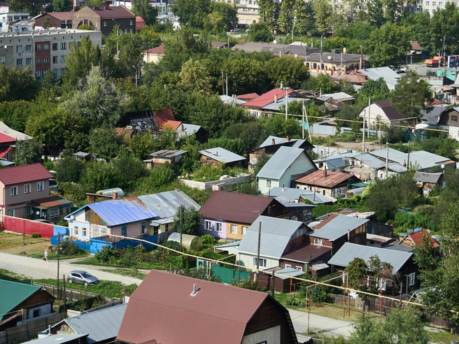 Жители домов вблизи магистрали признаются, что снос частного сектора планировался еще 30 лет назад, но владельцы не хотят съезжать | Источник: Александр Ощепков / NGS.RU