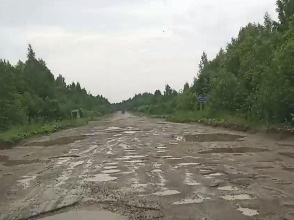 «Вот она, ямина!»: жительница Ярославской области записала эмоциональное видео из-за разбитой дороги